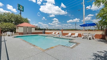 Una piscina al aire libre de temporada