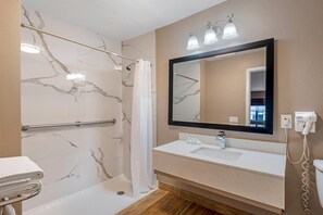 Suite, 1 kingsize bed, toegankelijk voor mindervaliden, niet-roken | Badkamer | Gratis toiletartikelen, een haardroger, handdoeken, zeep