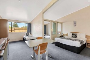 Escritorio, tabla de planchar con plancha, wifi gratis y ropa de cama 