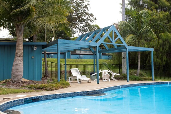 Una piscina al aire libre