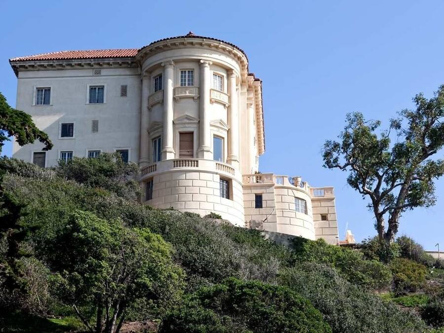 Ein großes, mehrstöckiges Gebäude im klassischen Stil mit einer geschwungenen Fassade und zahlreichen Fenstern.