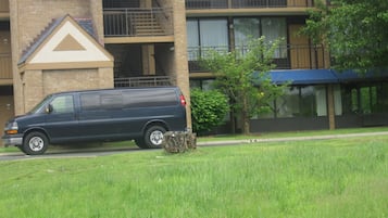 Un motel avec une enseigne indiquant qu’il est situé près de l’aéroport de Nashville.