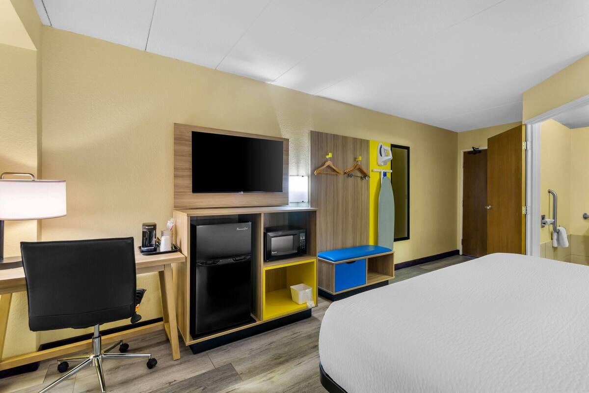 1 King Bed, Mobility Accessible Room, Suite, Roll-In Shower, Non-Smoking | Bàn, bàn ủi/dụng cụ ủi quần áo, nôi/giường cho trẻ sơ sinh (phụ phí) 