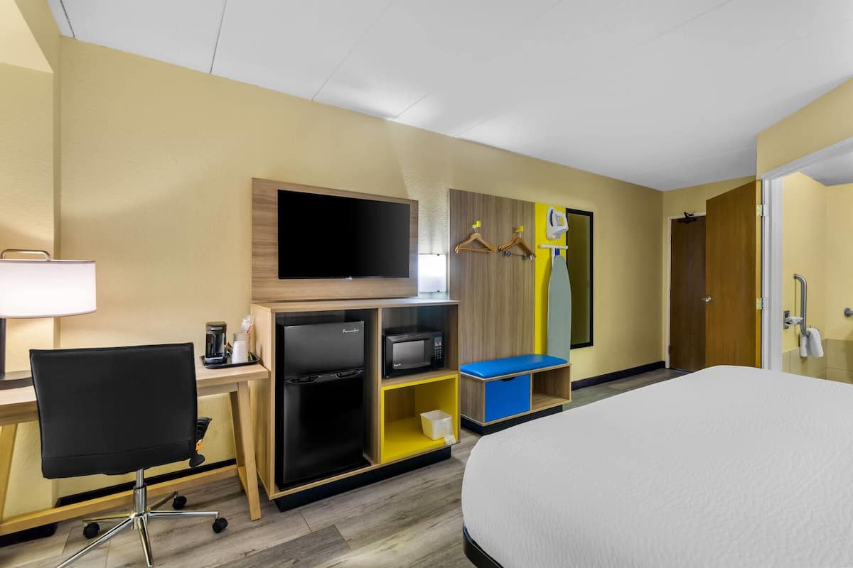 1 King Bed, Mobility Accessible Room, Suite, Roll-In Shower, Non-Smoking | Schreibtisch, Bügeleisen/Bügelbrett, Babybetten, Zustellbetten
