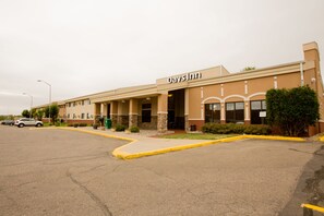 Porch - Days Inn by Wyndham Minot (Minot)
