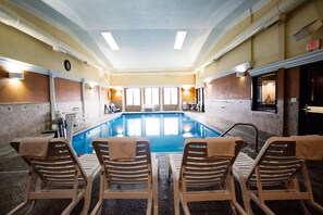 Piscine couverte, accès possible de 07 h 00 à 23 h 00, chaises longues 