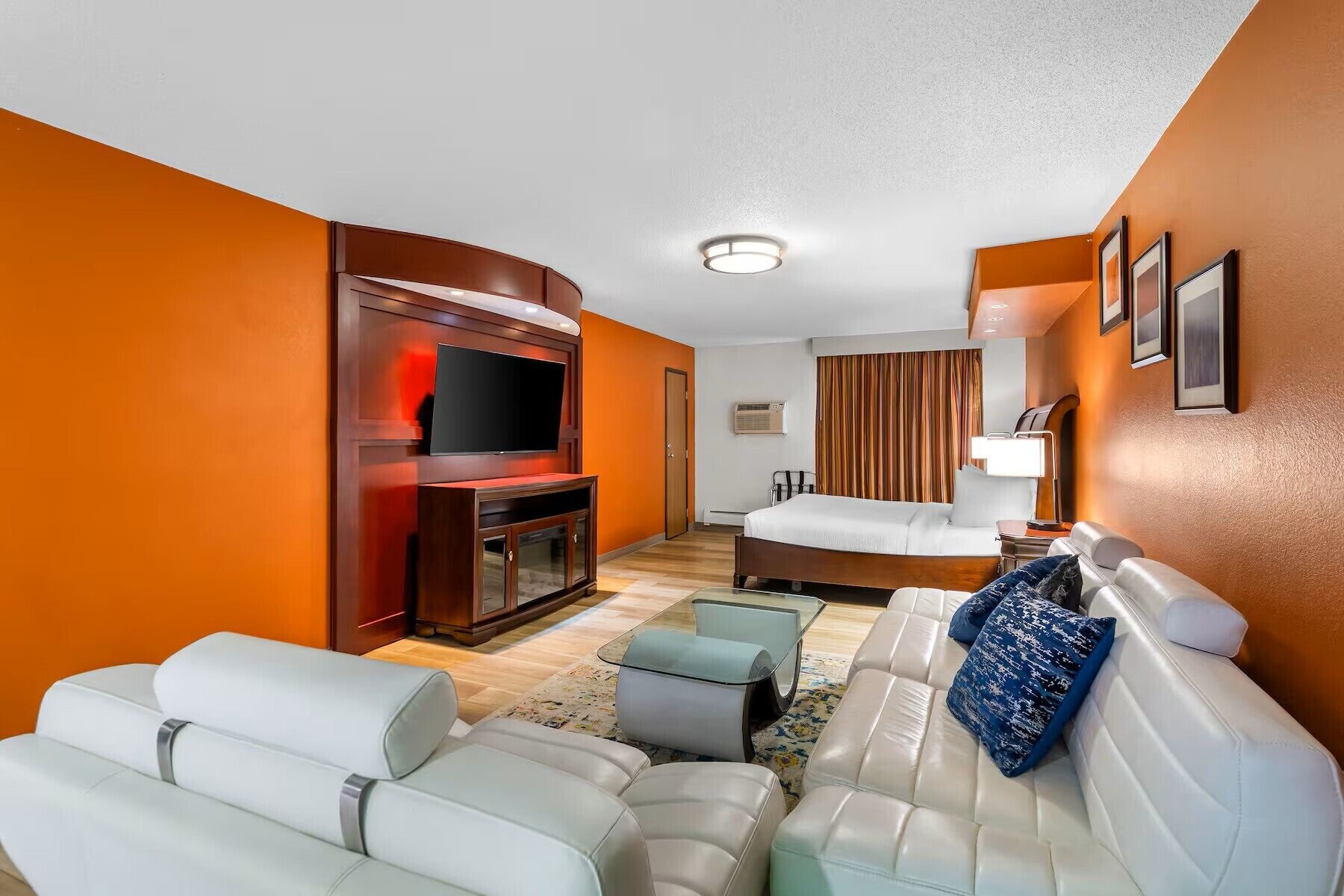 Une chambre d’hôtel équipée d’une télévision, d’un coin salon et d’un lit.