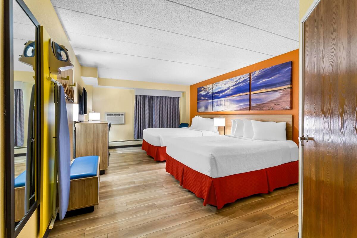 2 Queen Beds, Mobility Accessible Room, Roll-In Shower, Non-Smoking | Bàn, bàn ủi/dụng cụ ủi quần áo, nôi/giường cho trẻ sơ sinh (phụ phí) 