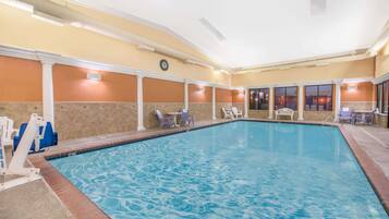 Alberca techada, acceso de 07:00 a 23:00, y camastros