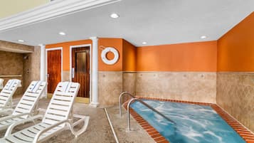 Innenpool, geöffnet von 07:00 Uhr bis 23:00 Uhr, Liegestühle