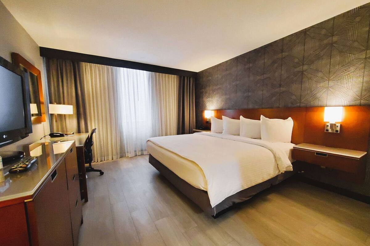 Premium bedding, in-room safe, desk, iron/ironing board