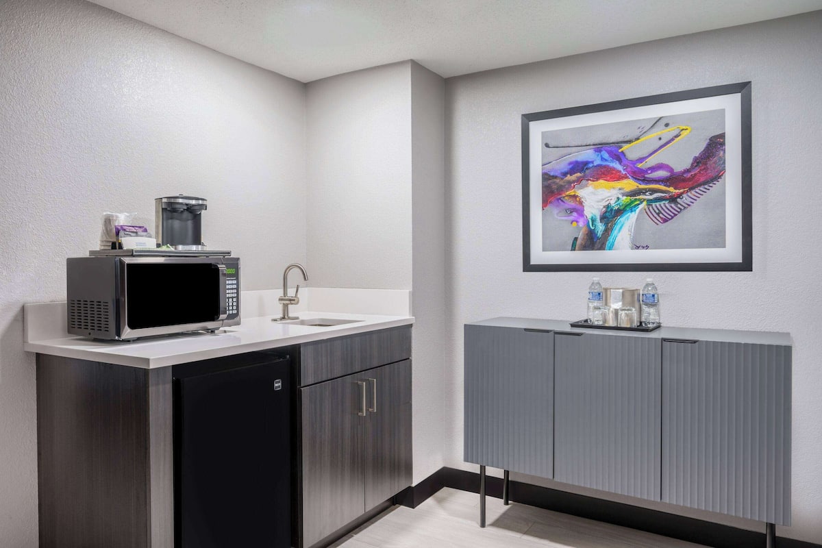 deluxe room, 1 king bed | hypo-allergenic bedding, in-room safe, desk, iron/ironing board