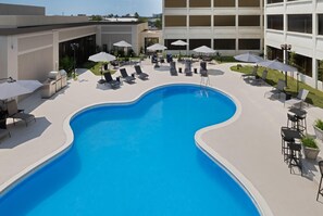 Seasonal outdoor pool, free pool cabanas, pool umbrellas - Wyndham Indianapolis Airport (Indianapolis)