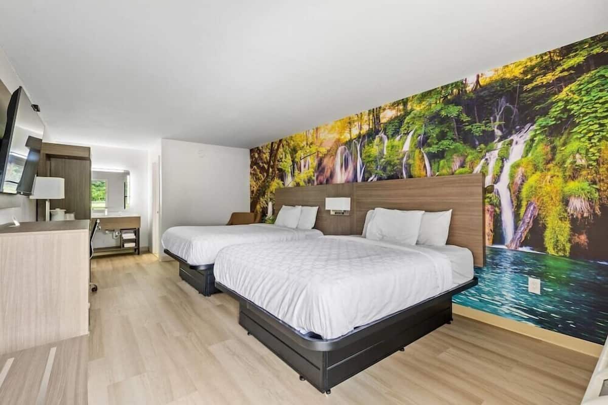 Escritorio, espacio para trabajar con laptop y cortinas blackout