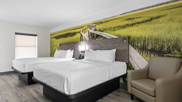 Une chambre d’hôtel avec un grand lit, une chaise et une fresque murale représentant un champ.