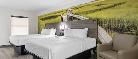 Une chambre d’hôtel avec un grand lit, une chaise et une fresque murale représentant un champ.