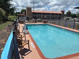 Una piscina al aire libre