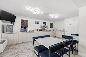 Free daily continental breakfast  - Clarion Pointe Alachua - Gainesville Area (Alachua)