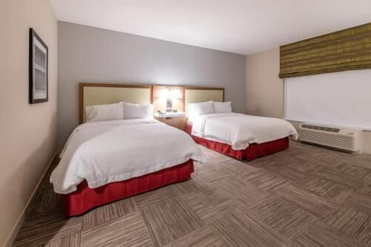 Premium bedding, in-room safe, soundproofing, free cribs/infant beds