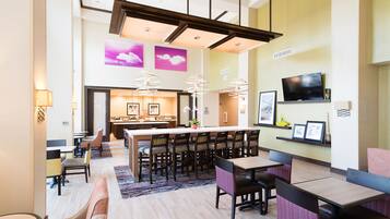 Sudah termasuk sarapan prasmanan setiap hari