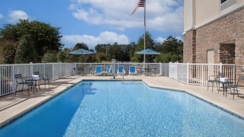 Piscina externa, espreguiçadeiras