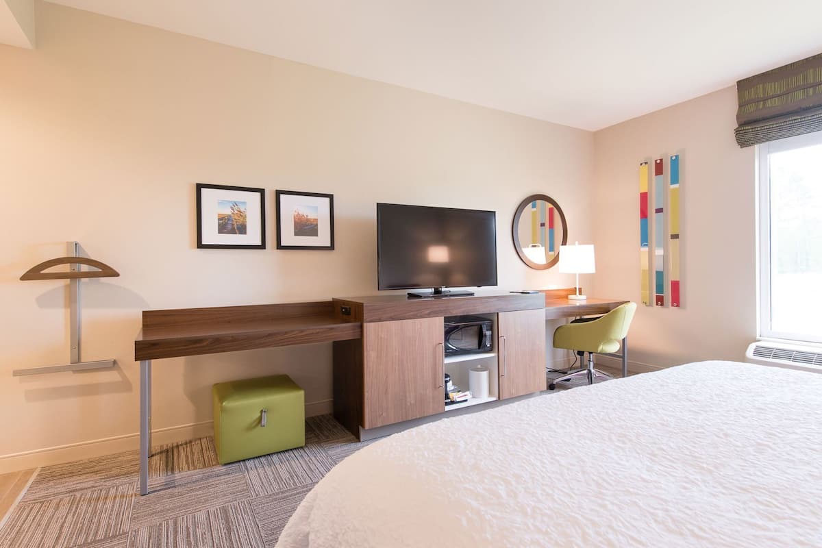 Premium bedding, in-room safe, soundproofing, free cribs/infant beds