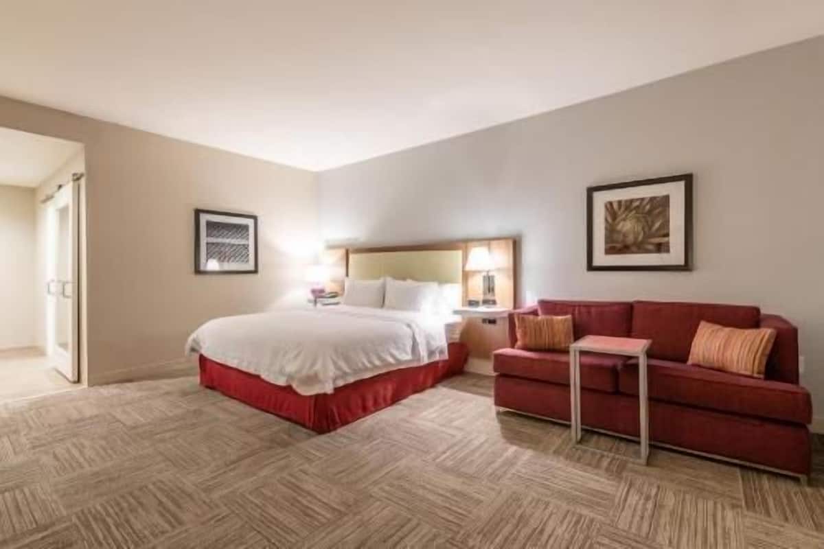 Premium bedding, in-room safe, soundproofing, free cribs/infant beds