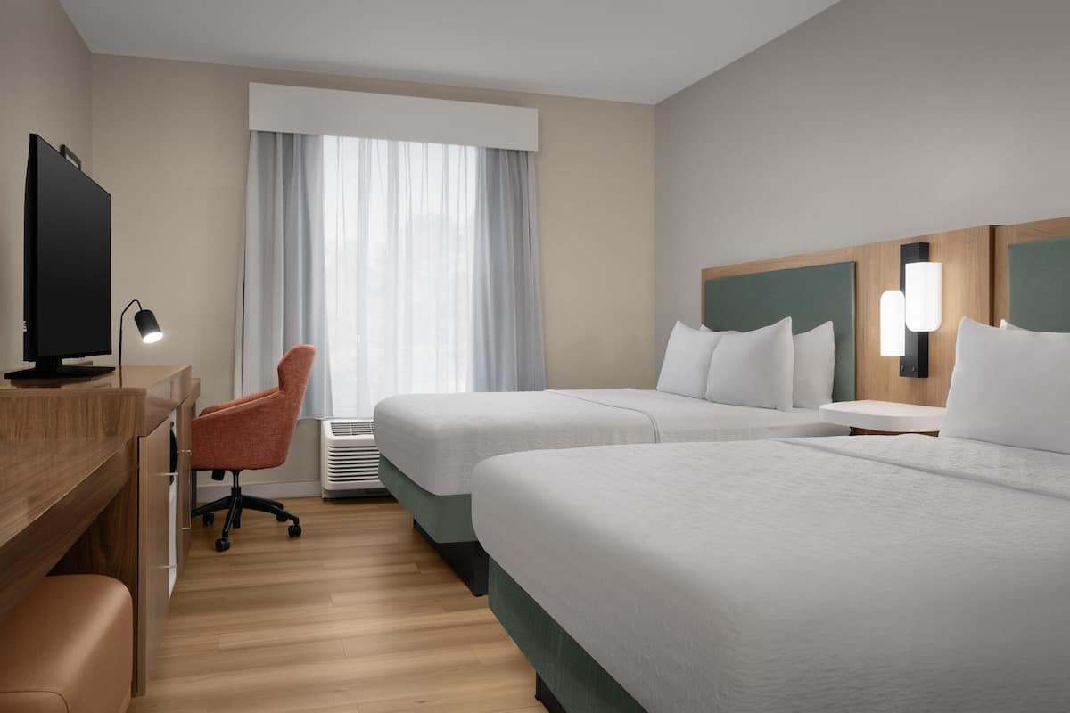 Premium bedding, in-room safe, soundproofing, cribs (free)