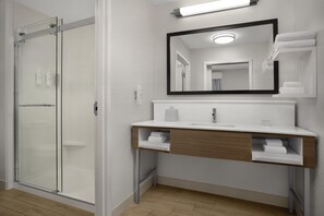 Bathroom shower - Hampton Inn & Suites Fayetteville (Fayetteville)