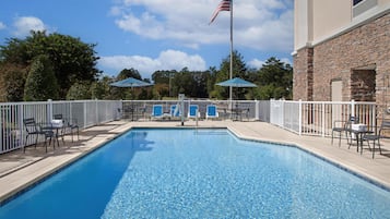 Kolam renang outdoor, dengan kursi berjemur