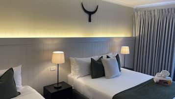 Standard İki Ayrı Yataklı Oda | Yastık yüzeyli yatak, masa, dizüstü bilgisayar çalışma alanı