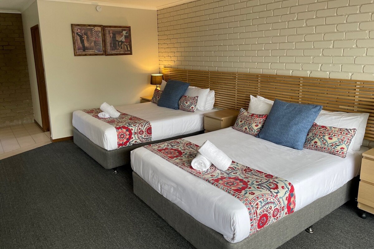 Camas com colchões pillow-top, escrivaninha