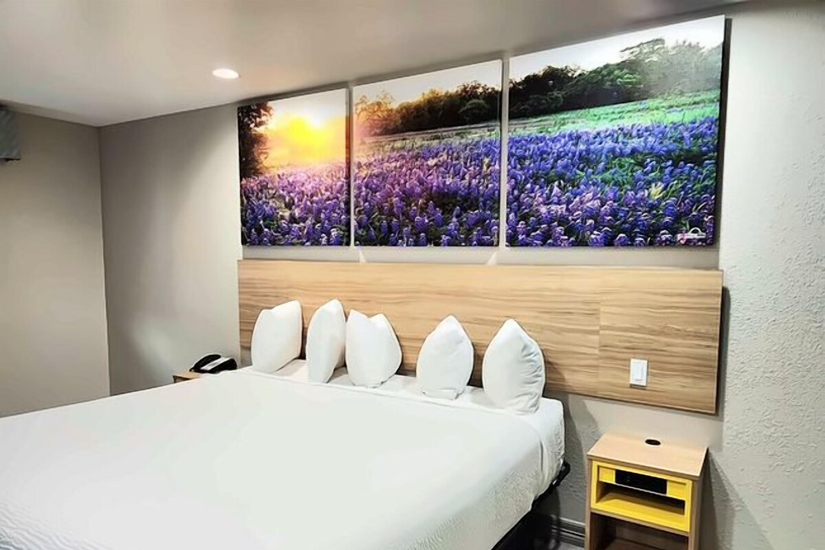 Nệm có lớp đệm bông, bàn, màn/rèm cản sáng, bàn ủi/dụng cụ ủi quần áo 