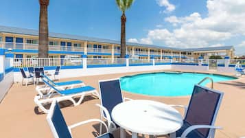 Piscina externa, funciona das 8h às 21h, guarda-sóis, espreguiçadeiras