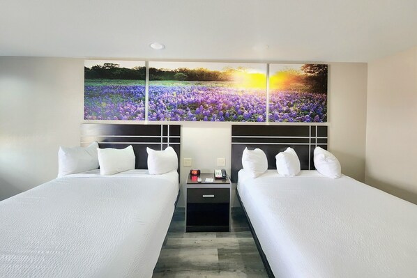 Pillow-top beds, desk, blackout curtains, iron/ironing board - Days Inn by Wyndham Baytown Garth Road I10 East (Baytown)