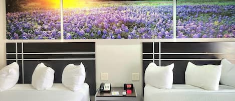 Pillowtop-Betten, Schreibtisch, Verdunkelungsvorhänge