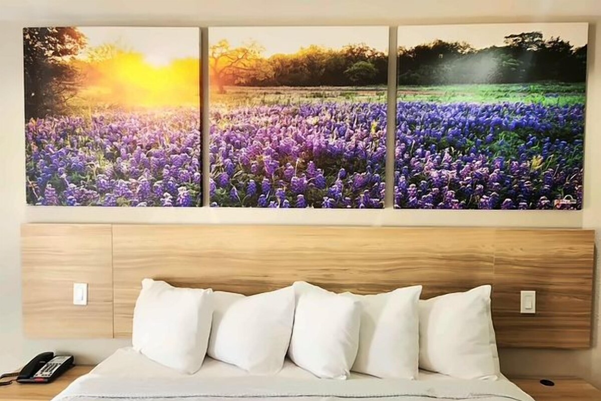 Nệm có lớp đệm bông, bàn, màn/rèm cản sáng, bàn ủi/dụng cụ ủi quần áo 