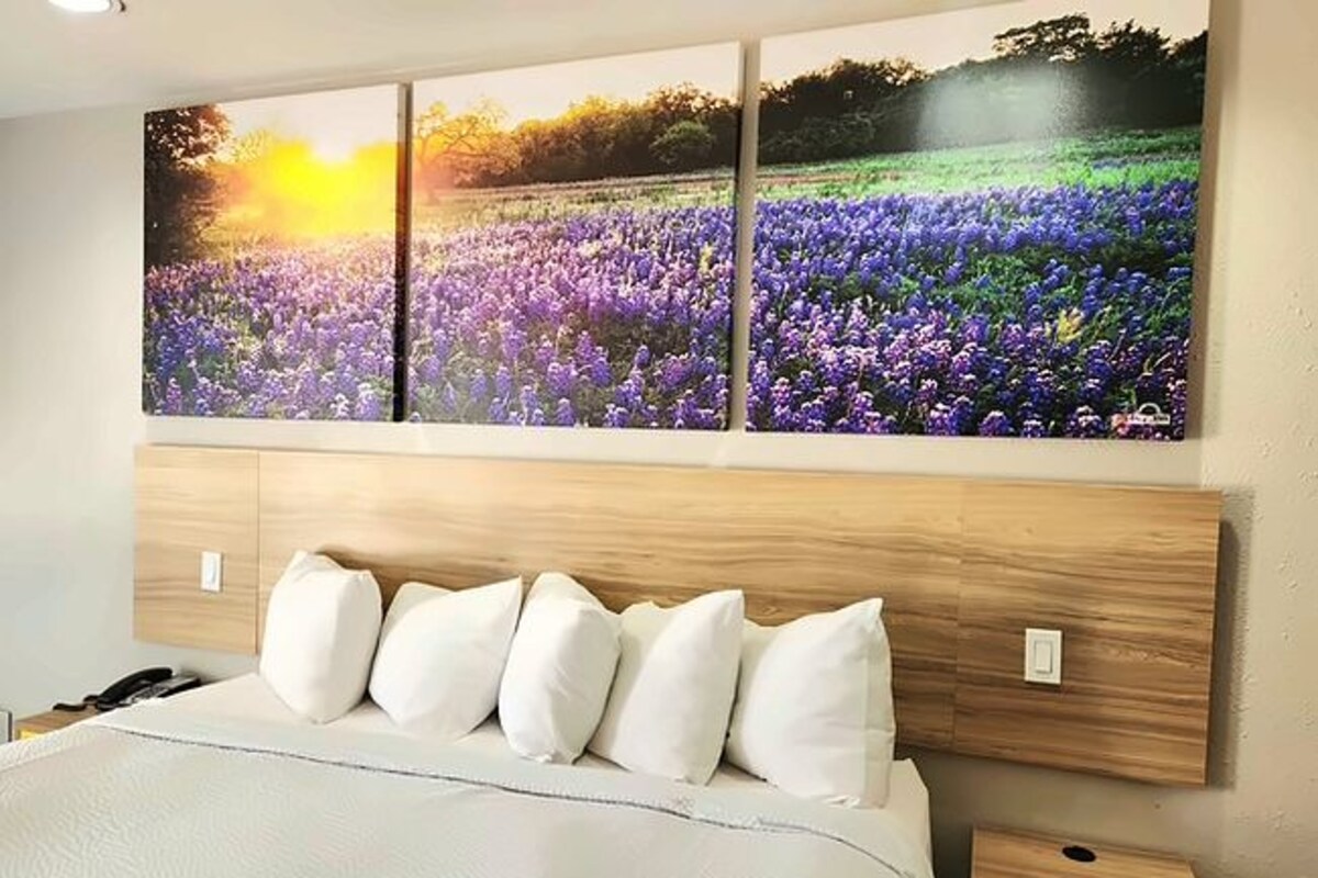 Nệm có lớp đệm bông, bàn, màn/rèm cản sáng, bàn ủi/dụng cụ ủi quần áo 