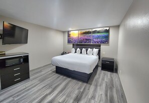Suite, 1 letto king, non fumatori (One-Bedroom) | Materassi a doppio strato, una scrivania, tende oscuranti