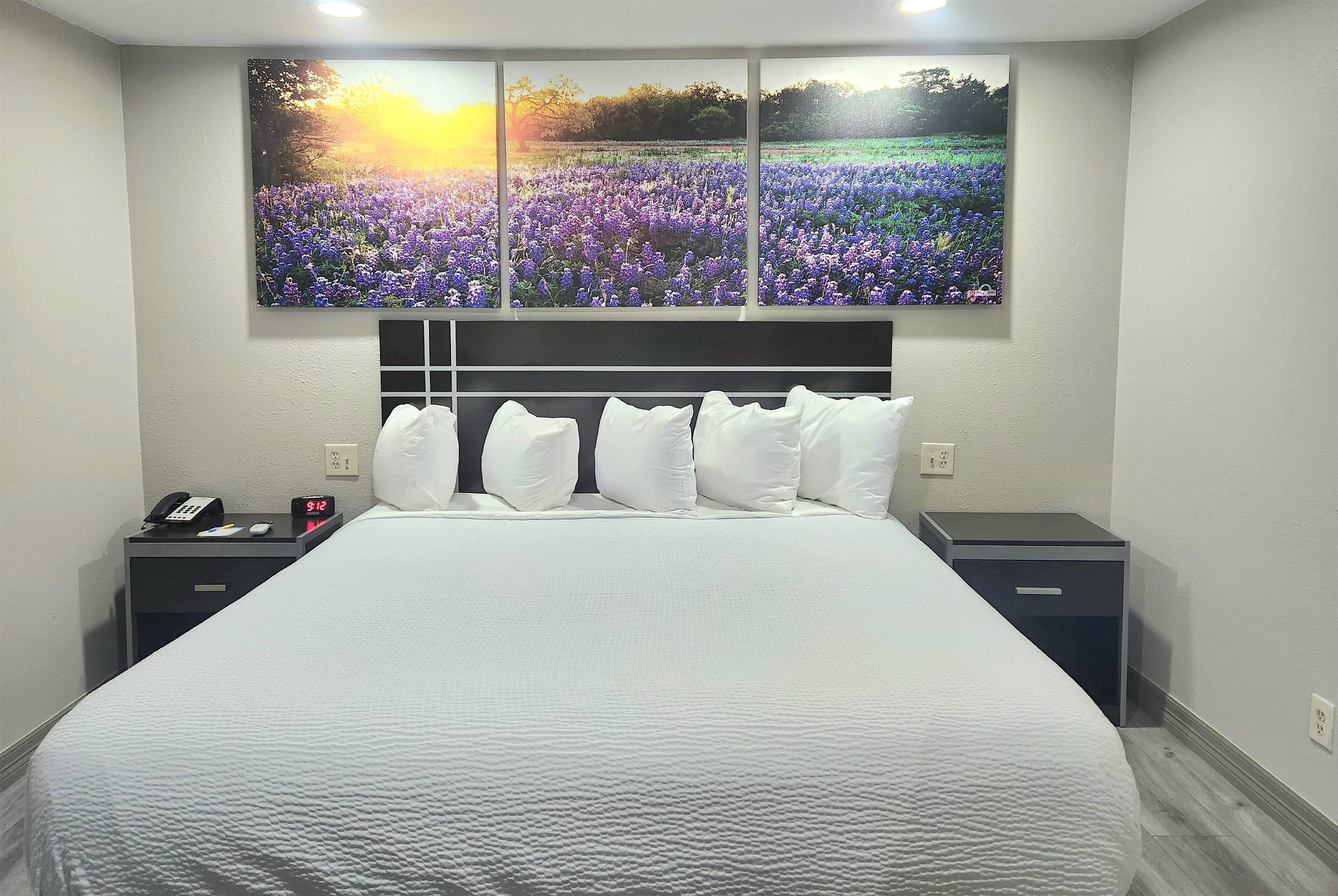 Camas com colchões pillow-top, escrivaninha, cortinas blackout