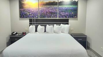 Camas com colchões pillow-top, escrivaninha, cortinas blackout