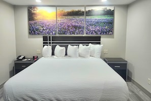 Nệm có lớp đệm bông, bàn, màn/rèm cản sáng, bàn ủi/dụng cụ ủi quần áo 