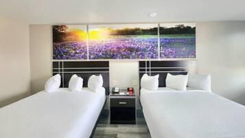 Pillowtop-Betten, Schreibtisch, Verdunkelungsvorhänge