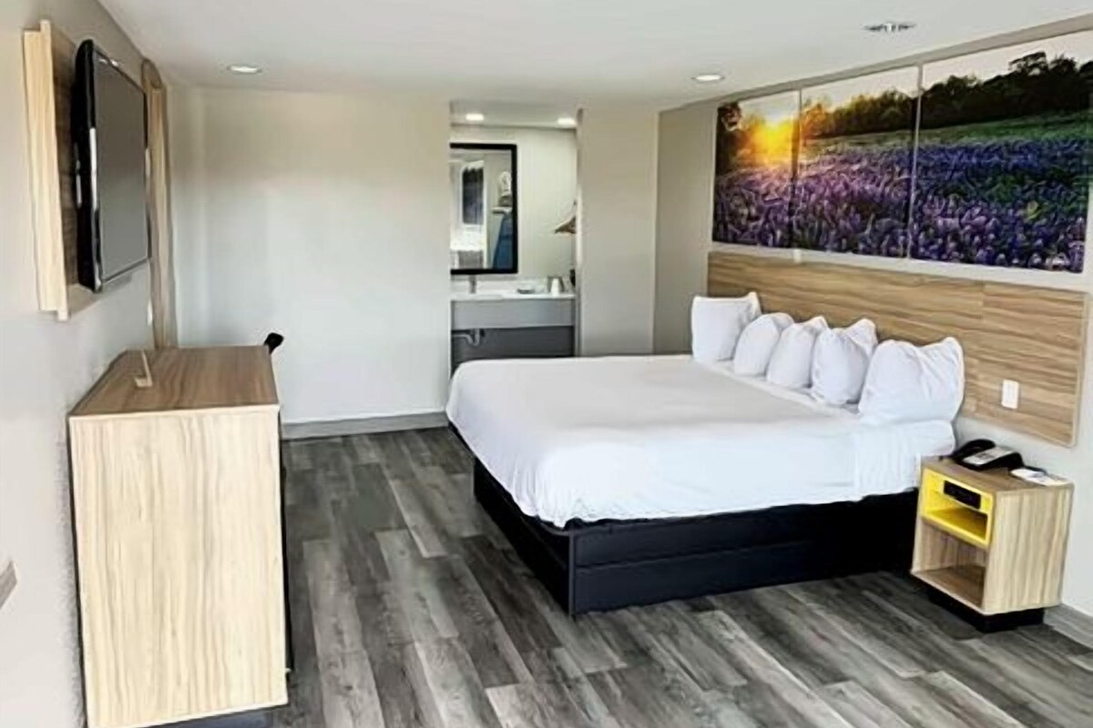 Nệm có lớp đệm bông, bàn, màn/rèm cản sáng, bàn ủi/dụng cụ ủi quần áo 