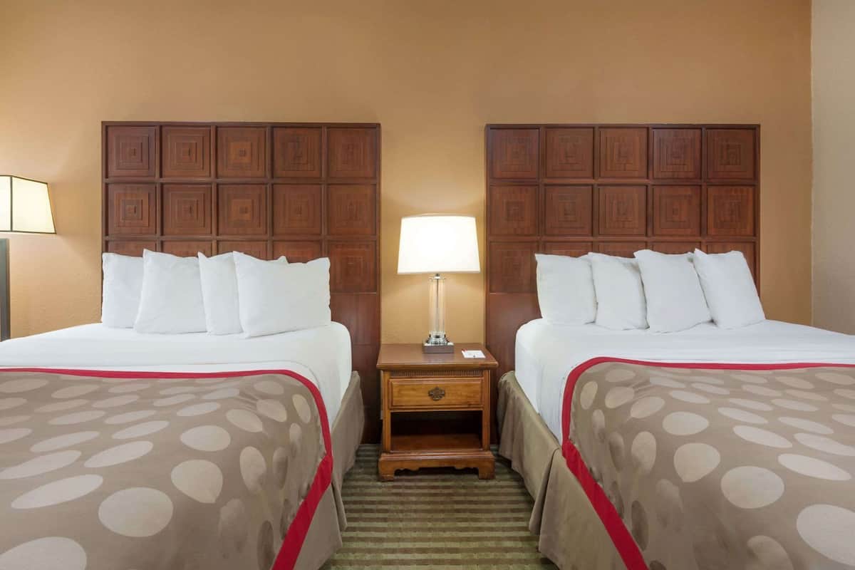 Roupas de cama premium, camas com colchões pillow-top, escrivaninha