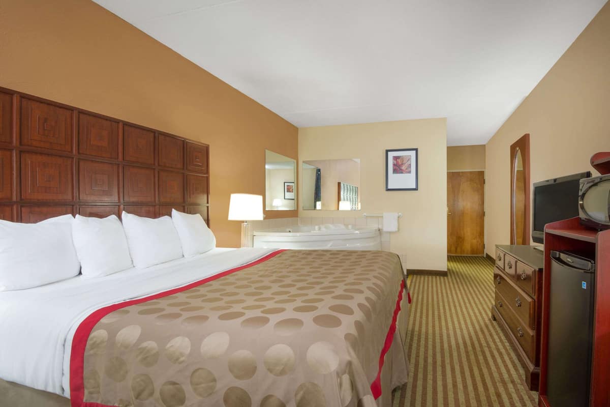 Studio Suite, 1 King Bed, Non Smoking, Jetted Tub | Premium bedding, pillow-top beds, desk, iron/ironing board