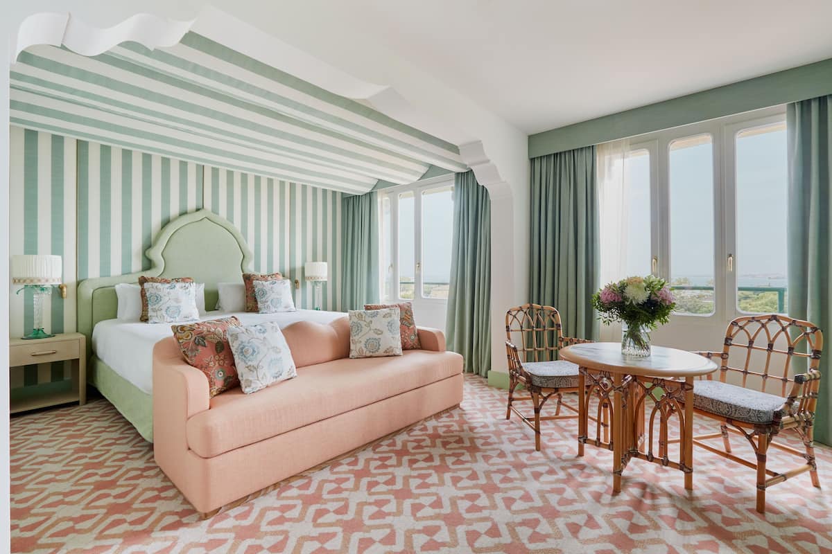 Quarto premium (Venice View) | Roupas de cama premium, edredons de pluma, frigobar, cofres nos quartos