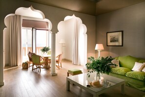 Chambre, 2 chambres (Lido) | Coin séjour | TV connectée de 40 pouces avec chaînes numériques, télévision