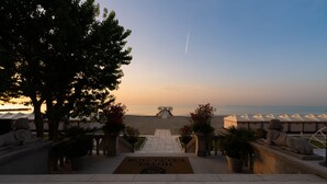 A hotel entrance with a view of the beach and ocean. - Hotel Excelsior Venice (Venice)