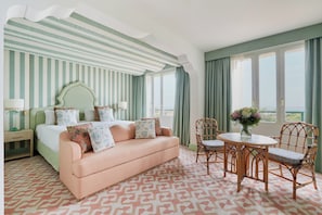 Premium-huone (Venice View) | Ylelliset vuodevaatteet, untuvapeitot, minibaari, tallelokero huoneessa